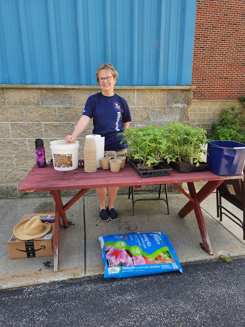 Volunteer Cindy with tomato plants for kids